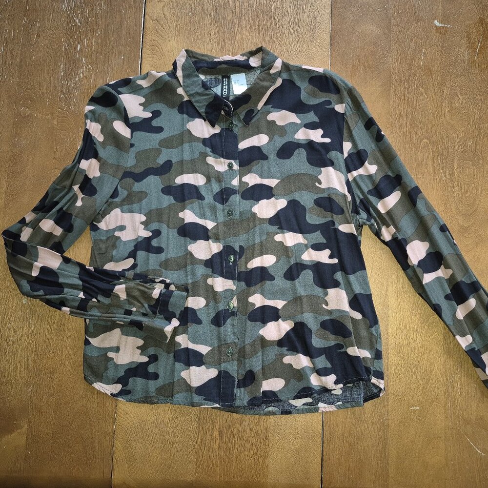 H&M Divided camo light button up shirt